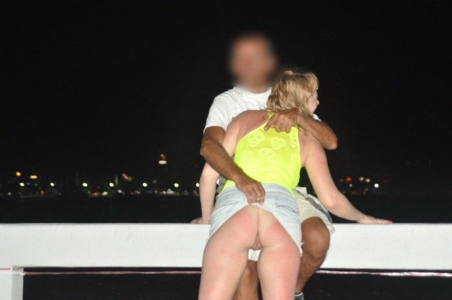 Задирает юбки