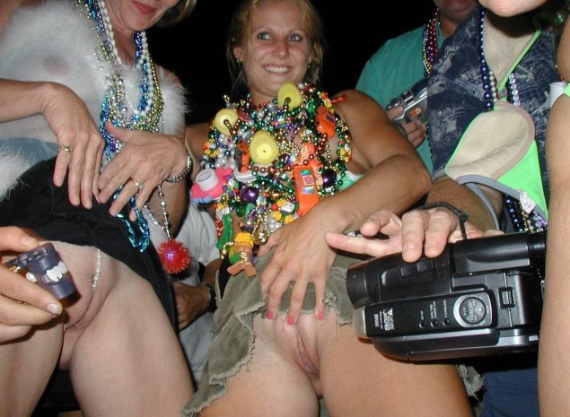 Случайные голые женщины