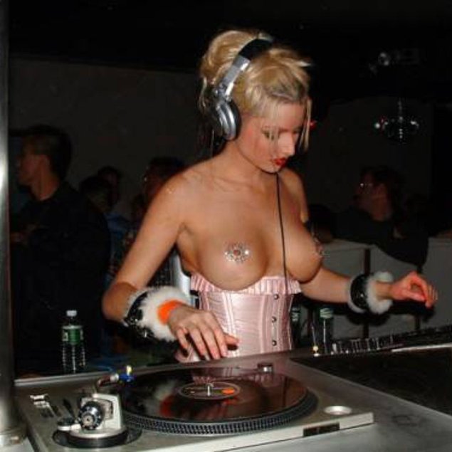 Женщина диджей с голыми сиськами
