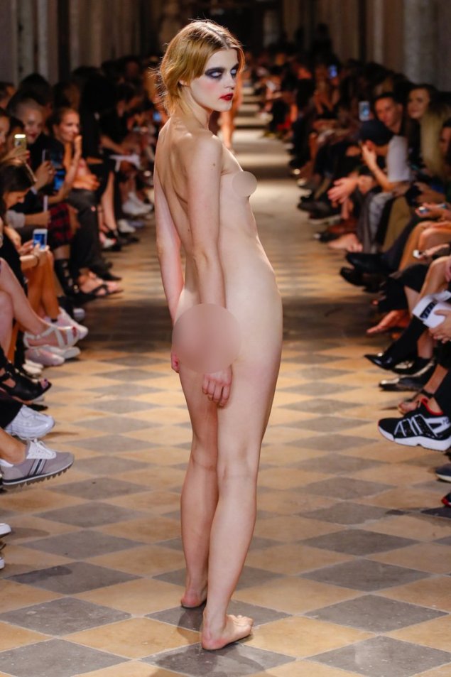 Голые манекенщицы на подиуме