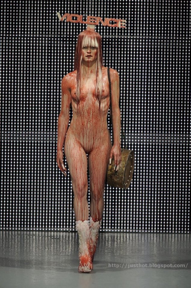 Голые модели на показе мод