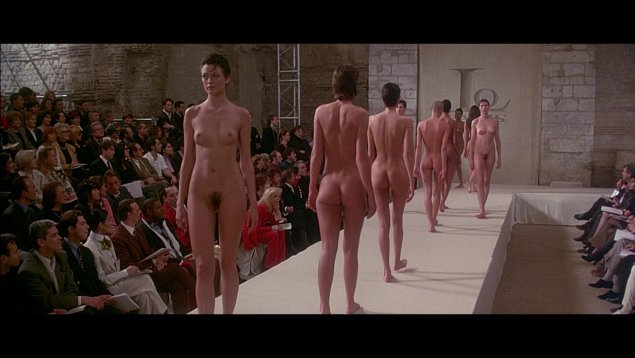 Дефиле голых мужчин и женщин