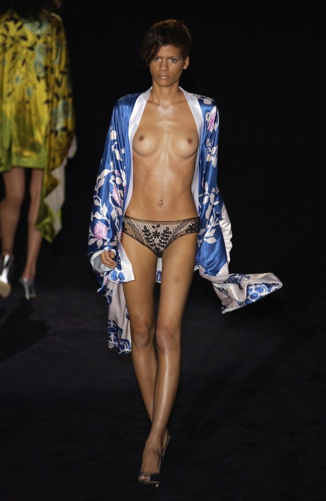 Прозрачное белье на подиуме