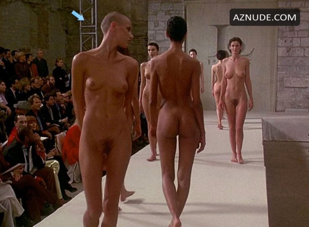 Голые женщины ходят по подиуму