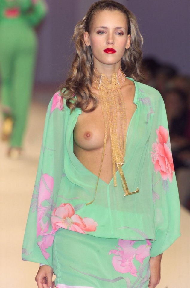 Модели на подиуме с голой грудью