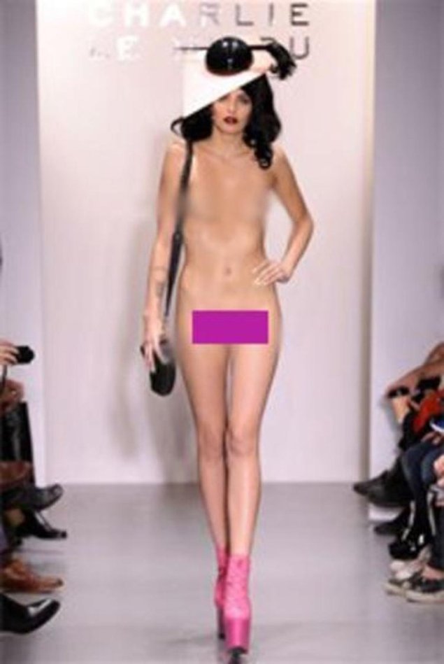 Голые модели на показе мод