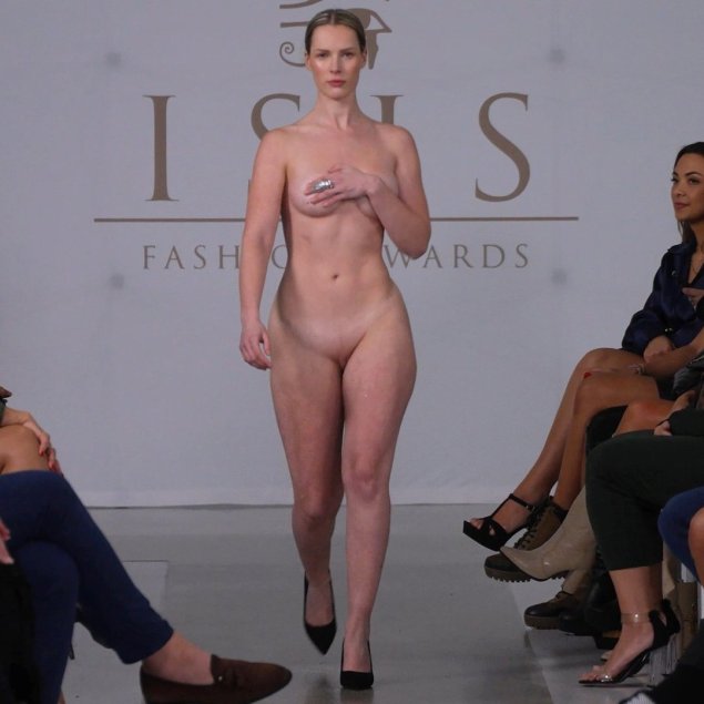 Разделась на показе мод