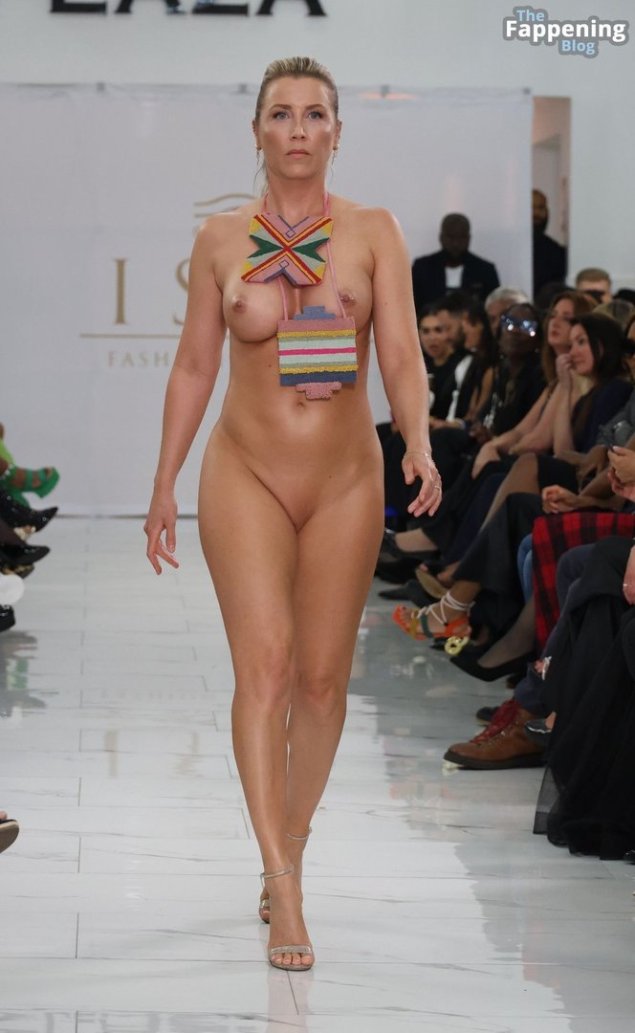 Голая модель на подиуме