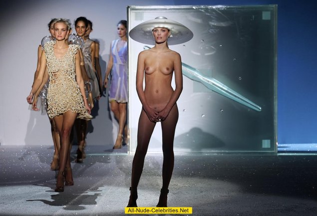 Показ голых