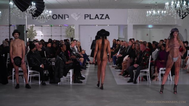 Показ мод голые мужчины