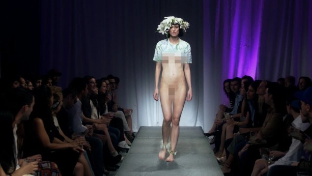 Голые модели на показе мод