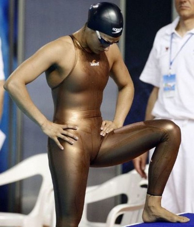 Голые пловчихи в раздевалке