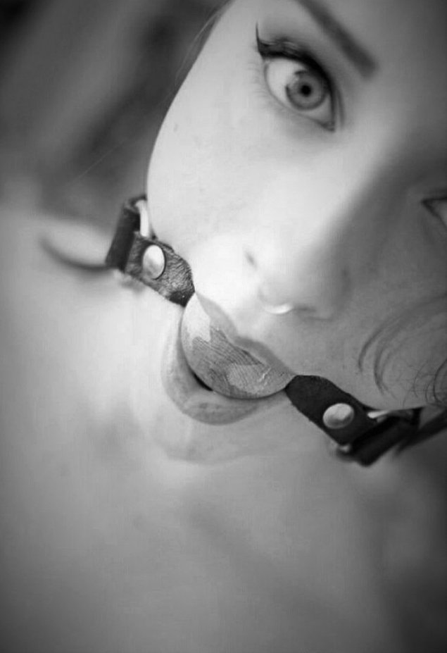 Девушка с кляпом во рту слюни