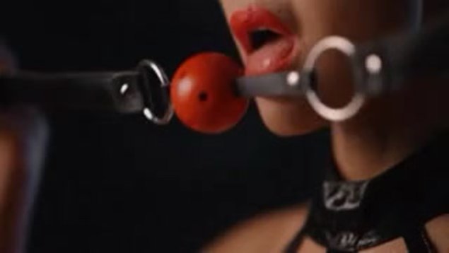 Девушка большой кляп шар