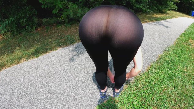 Женская попа в лосинах