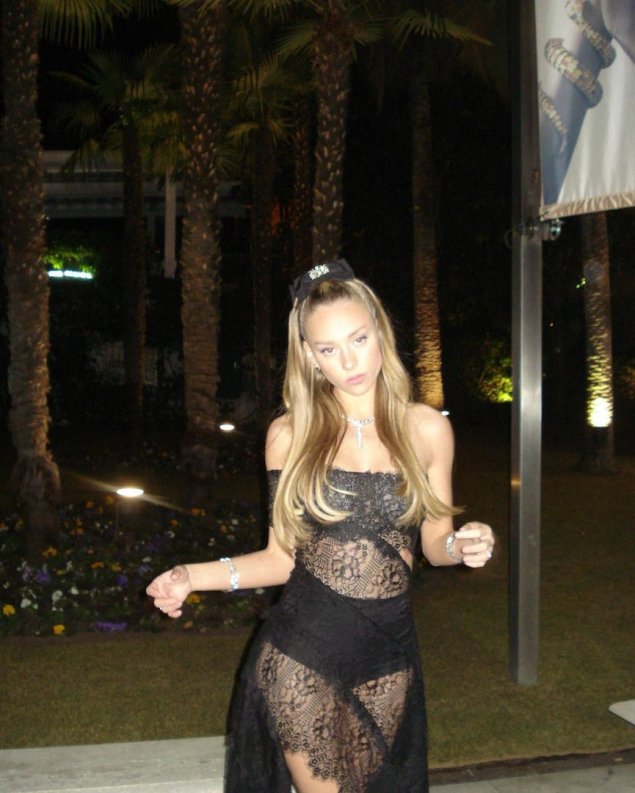 Эстер Экспозито фигура