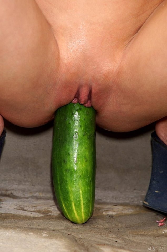 Райли Рид мастурбация огурцом