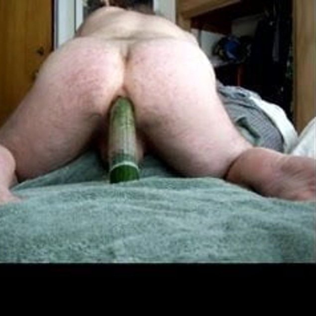 Мужик с огурцом в заднице