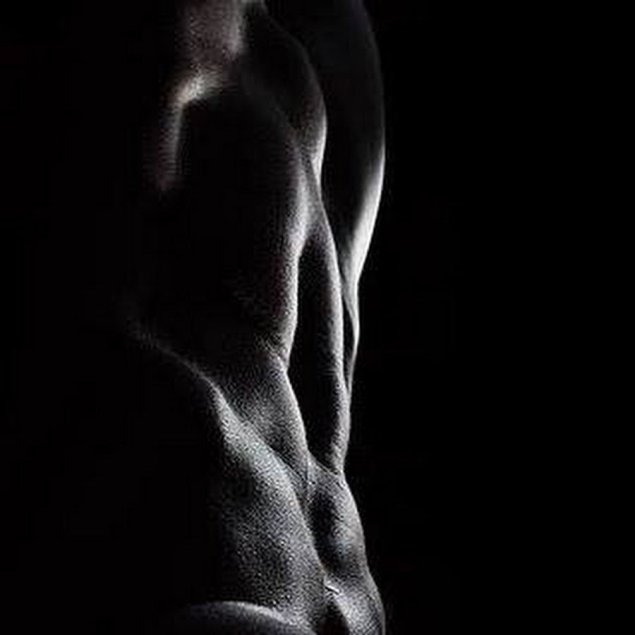 Мужчина с голым торсом