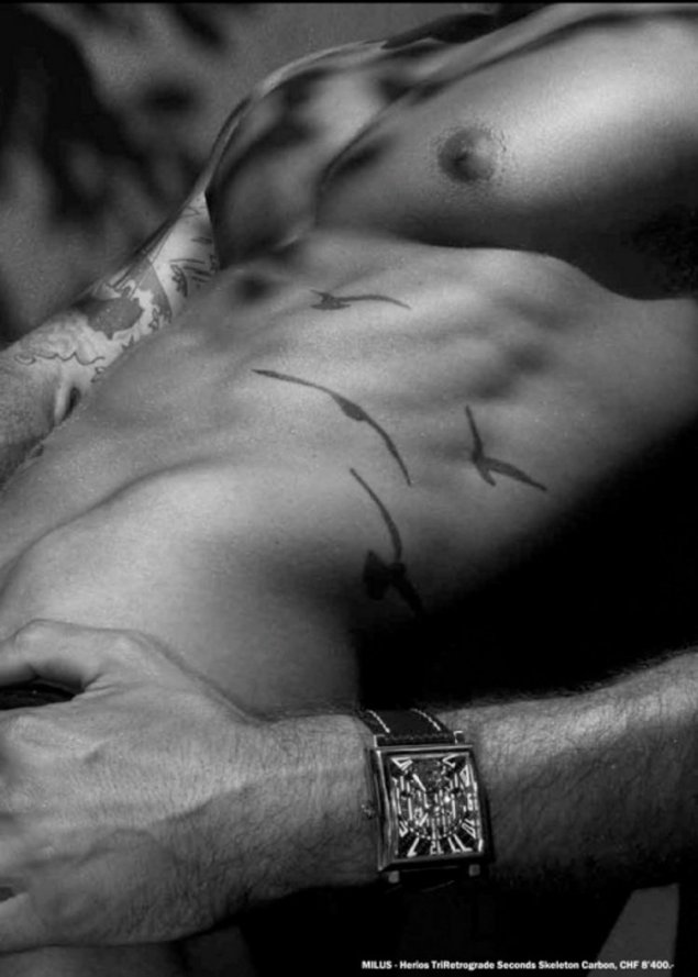 Мужской торс черно белое