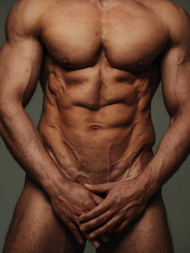 Красивое голое мужское тело