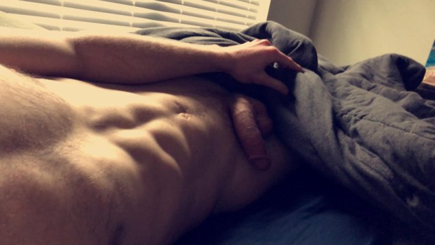 Голый парень лежит на кровати