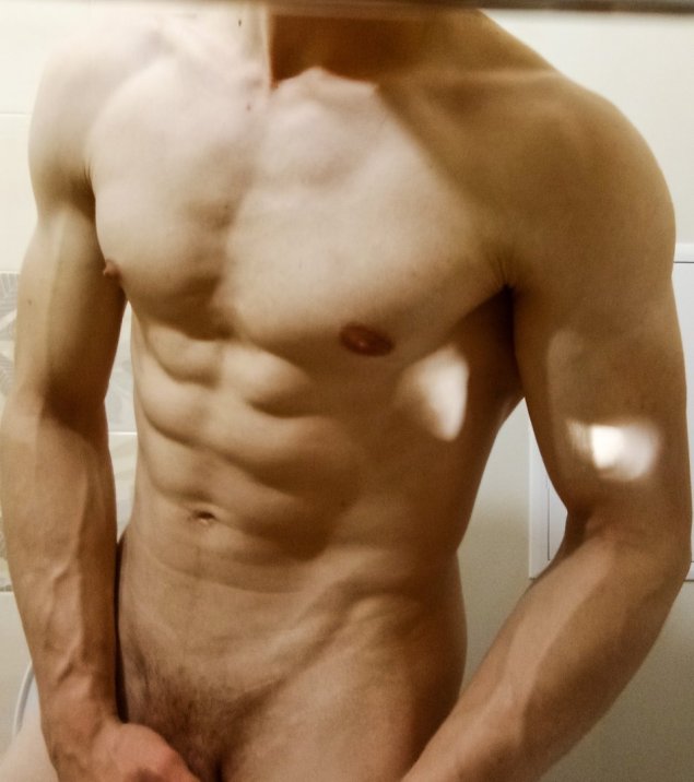 Голый мужской торс