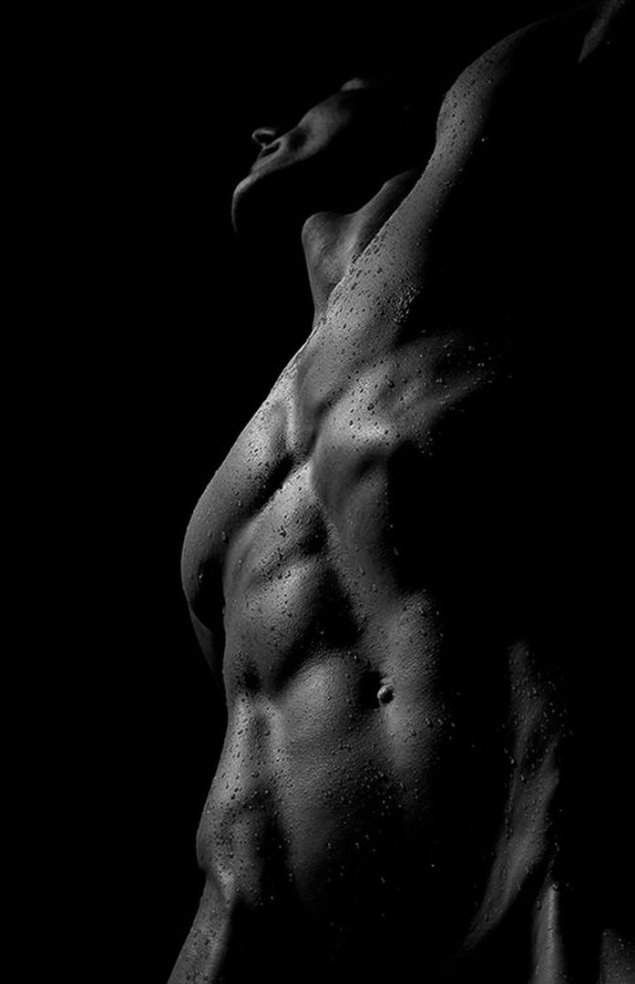 Красивое голое мужское тело