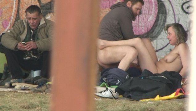 Пьяные бомжи без трусов