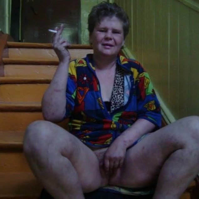 Старая бомжиха без трусов