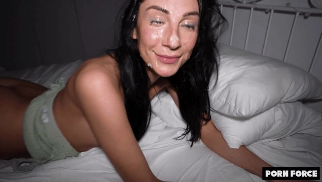 Подушка на кровати