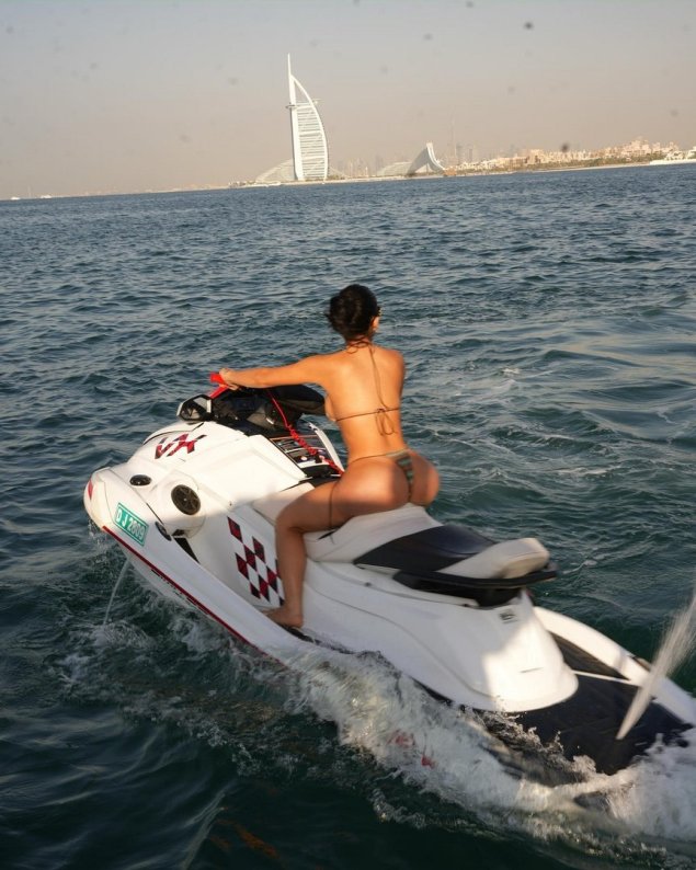 Девушка на гидроцикле