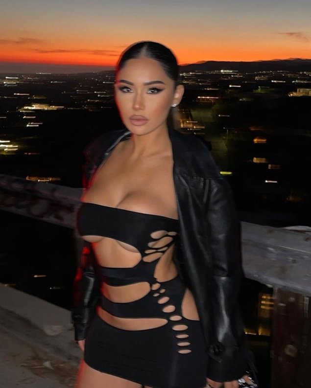 Janet Guzman топлесс