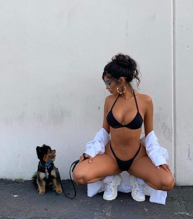 Прогулка с собачкой ню