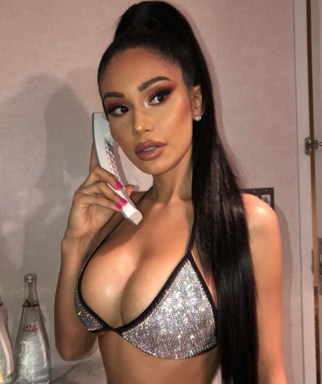 Janet Guzman топлесс