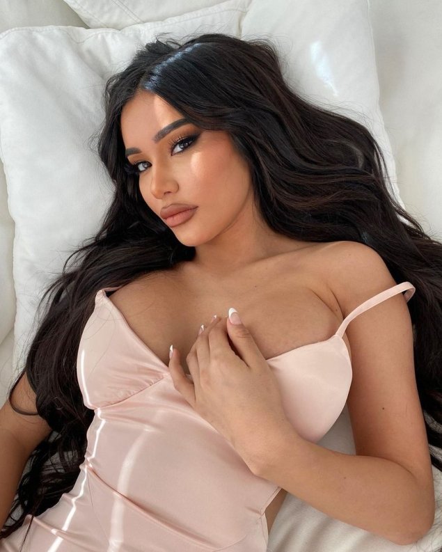 Janet Guzman топлесс