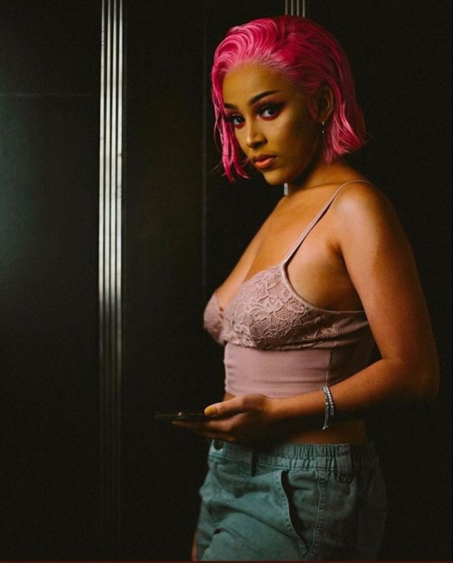 Додж певица