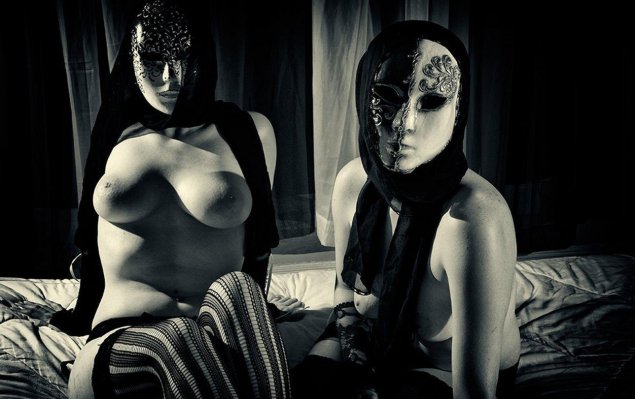Эротические фотосессии в масках