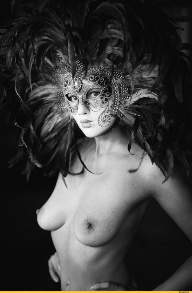 Женщина в венецианской маске ню