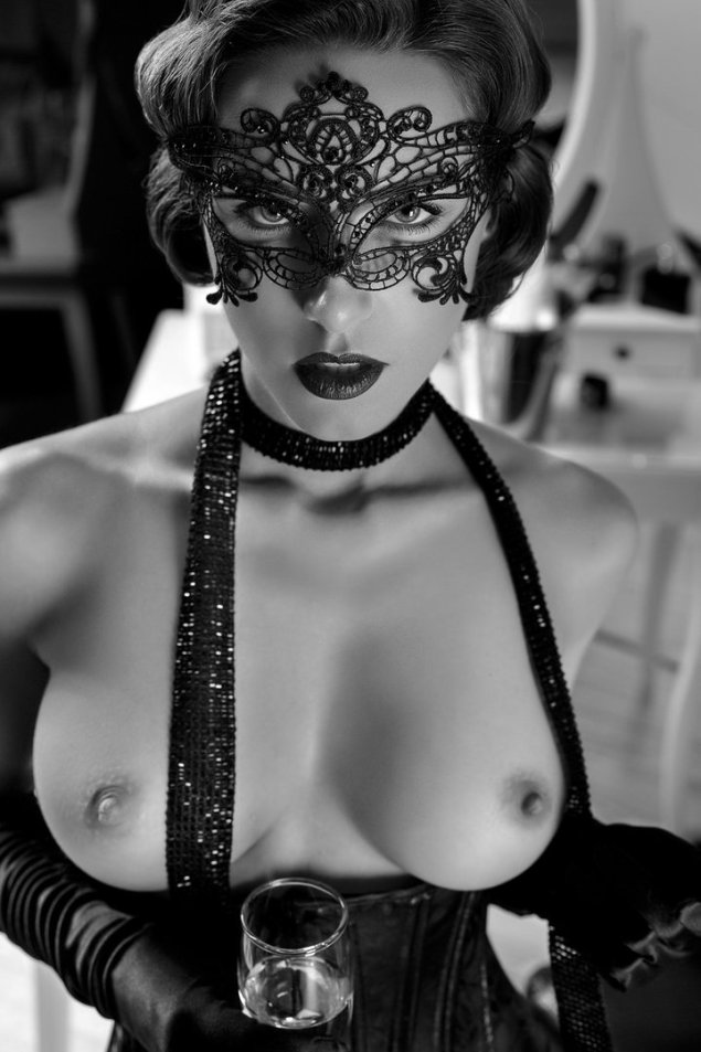 Девушка в эротической маске ню