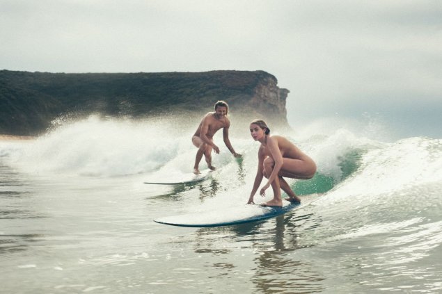 Голышом на доске для серфинга