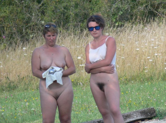 Мамаша с дочкой без трусов