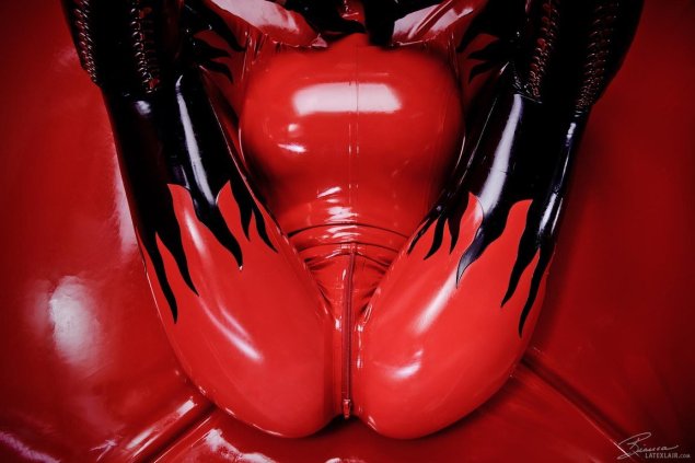 Латексный комбинезон вагина