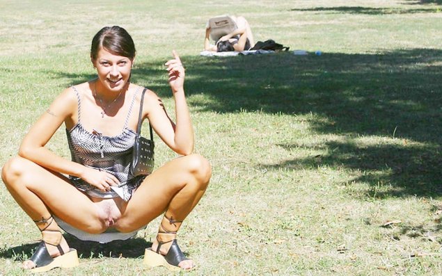 Девушки на корточках без трусиков