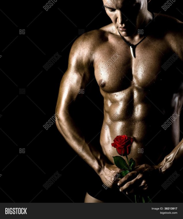 Мужчина с голым торсом