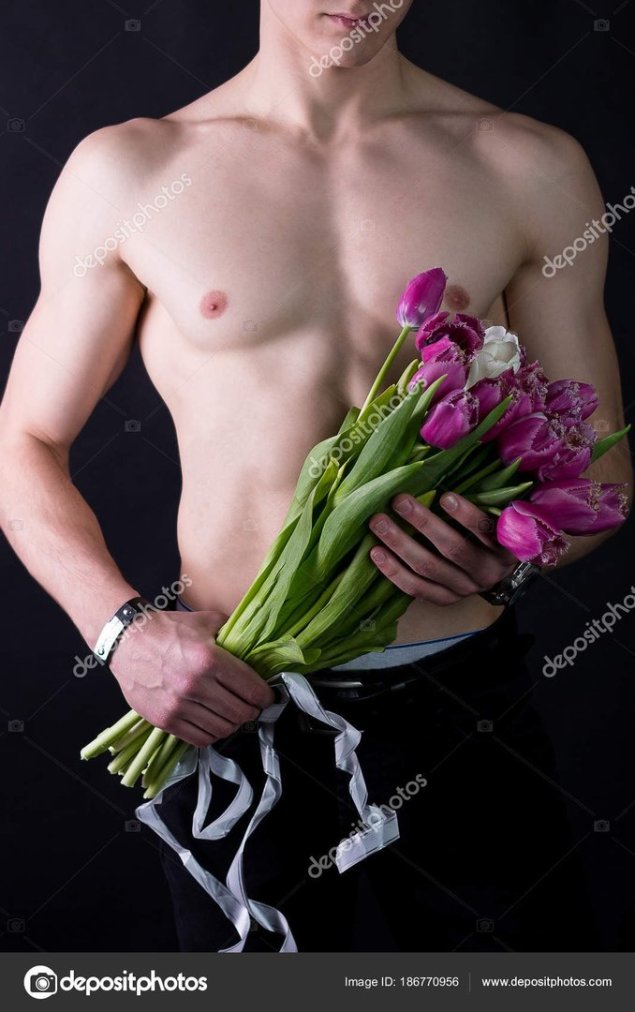Мужчина с букетом цветов