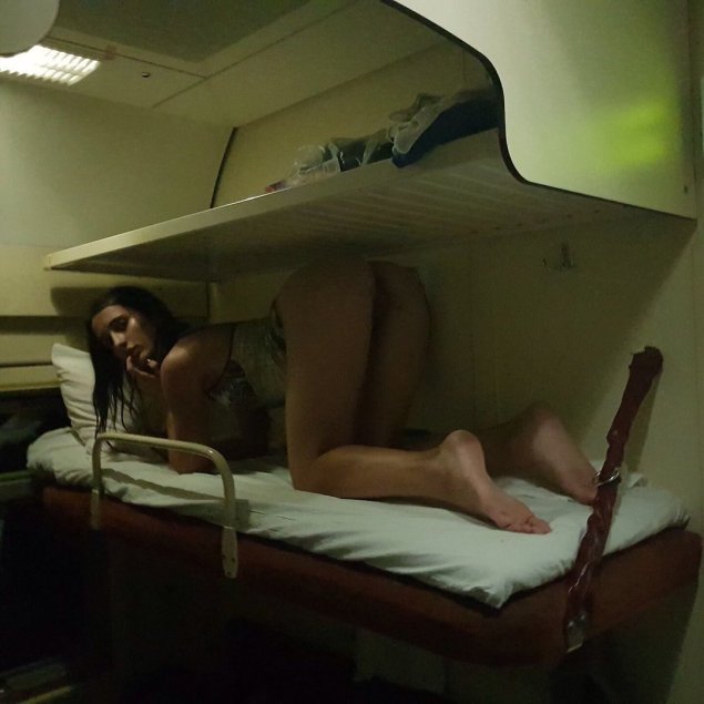 Гэолые женщины в поезд е