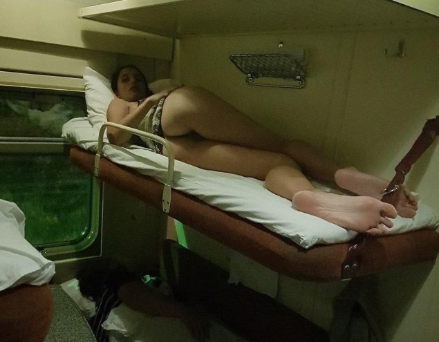 Девушки в плацкартном вагоне