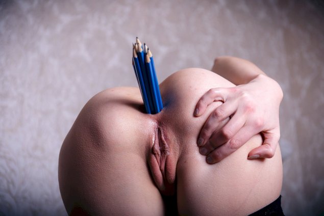 Анальная мастурбация ручкой