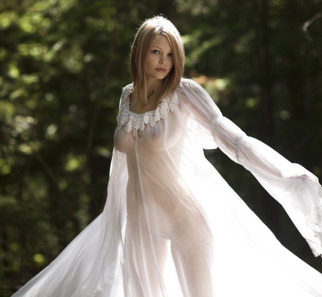 Красивые девушки в прозрачных платьях